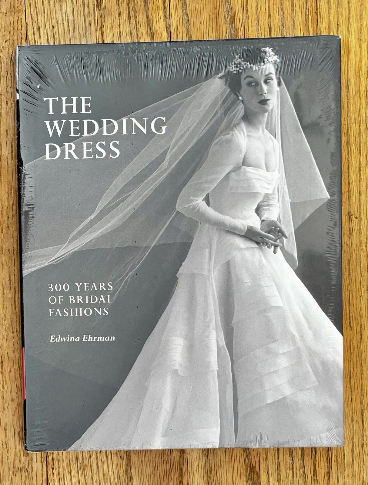 THE WEDDING DRESS : 300 YEARS OF BRIDAL FASHIONS by Edwina Ehrman