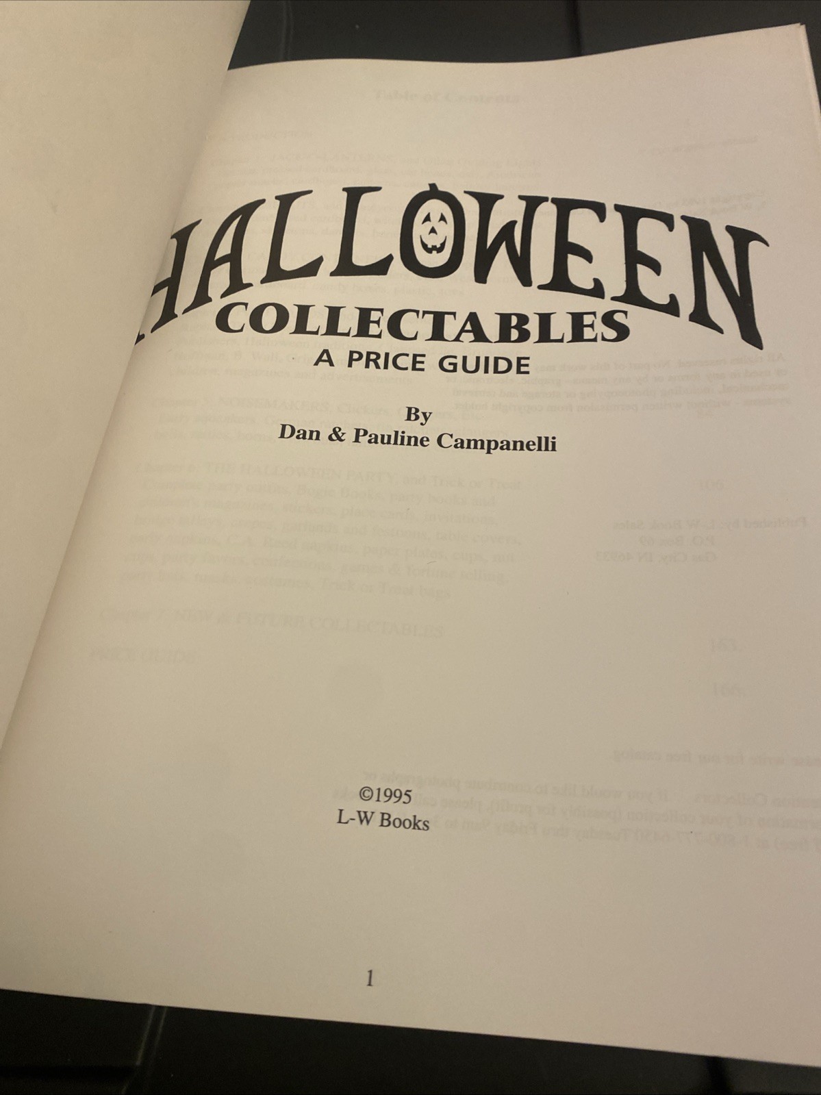 HALLOWEEN COLLECTIBLES – A PRICE GUIDE. DAN & PAULINE CAMPANELLI 1995