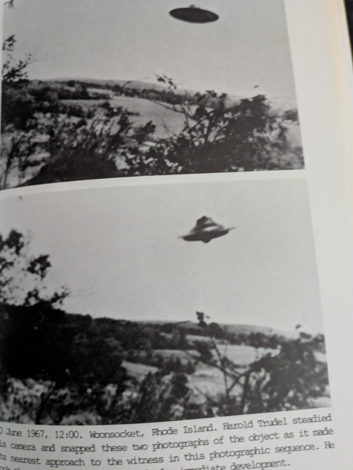 UFO PHOTOGRAPHS AROUND THE WORLD Vol. 2 Stevens • Roberts 1985 First Ed. HC DJ
