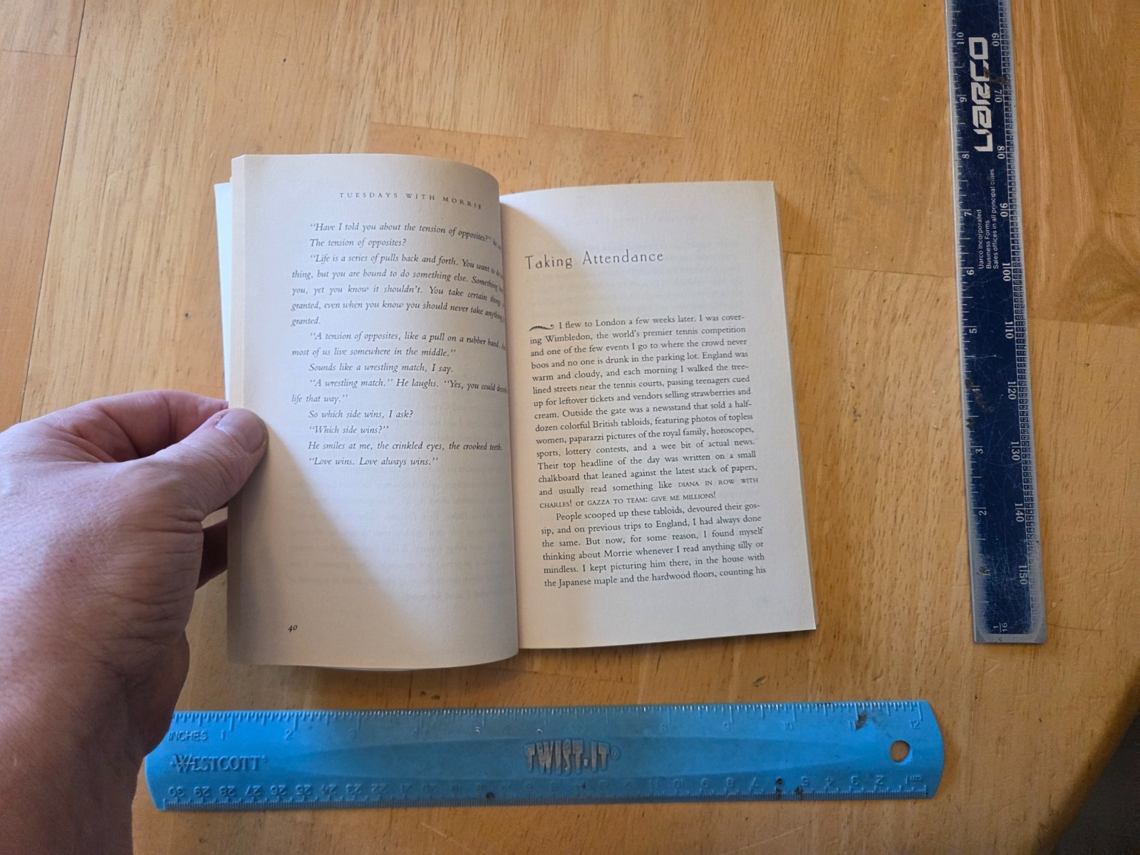 Tuesdays with Morrie : An Old Man, a Young Man by Mitch Albom (2002, Trade Paper