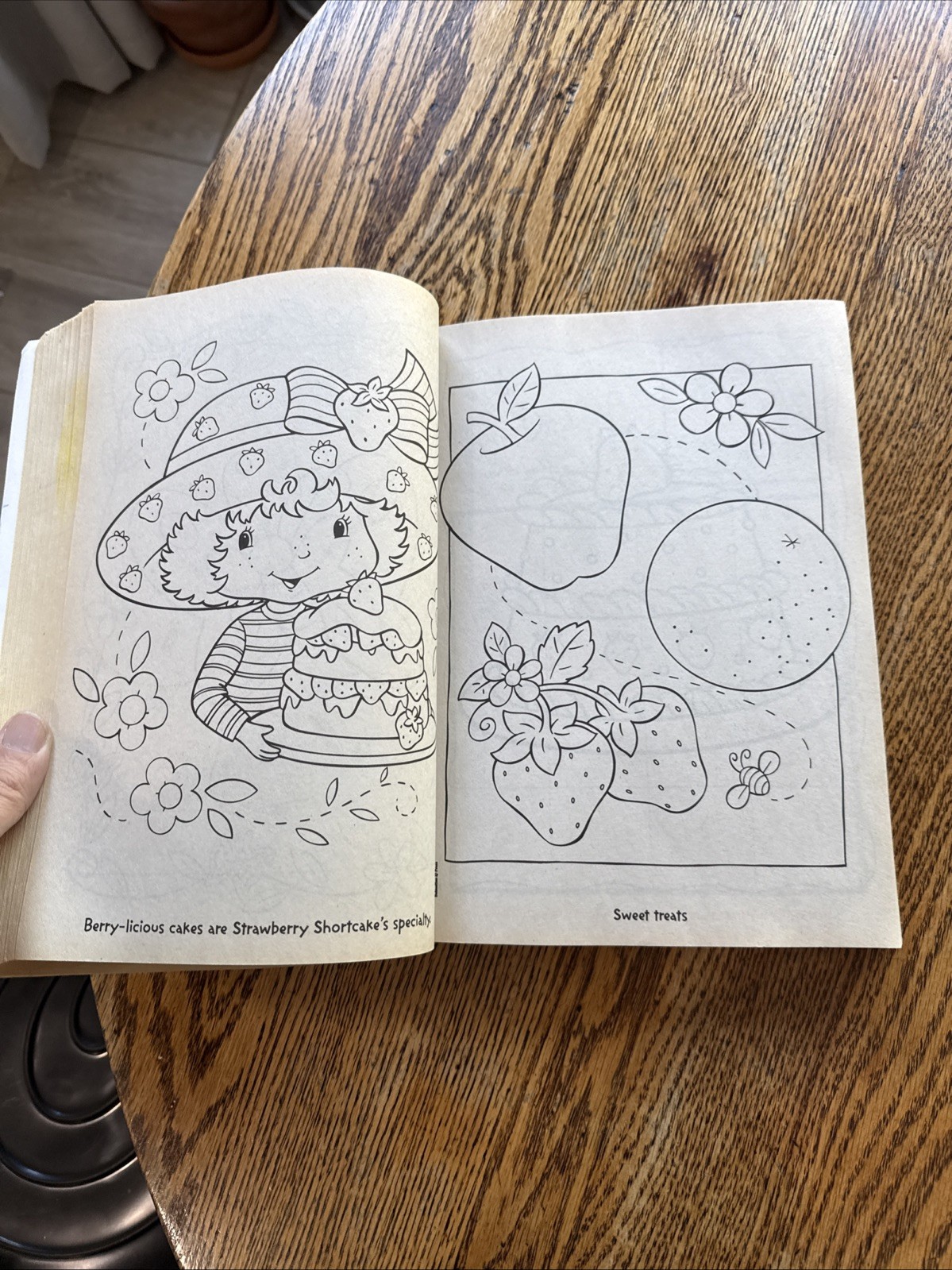 Strawberry Shortcake: : 400 Pages of Coloring Fun! (Strawberry Shortcake) BB