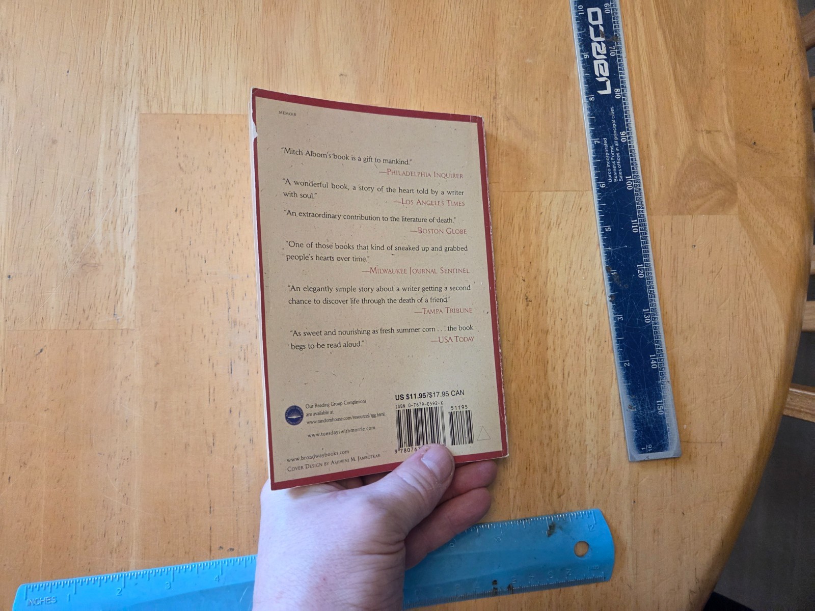 Tuesdays with Morrie : An Old Man, a Young Man by Mitch Albom (2002, Trade Paper