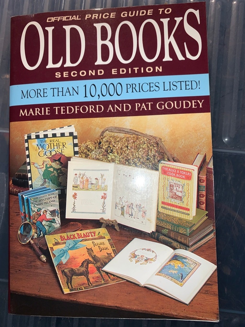 Unbranded Book Official Price Guide to Old Books 2nd edition 1997