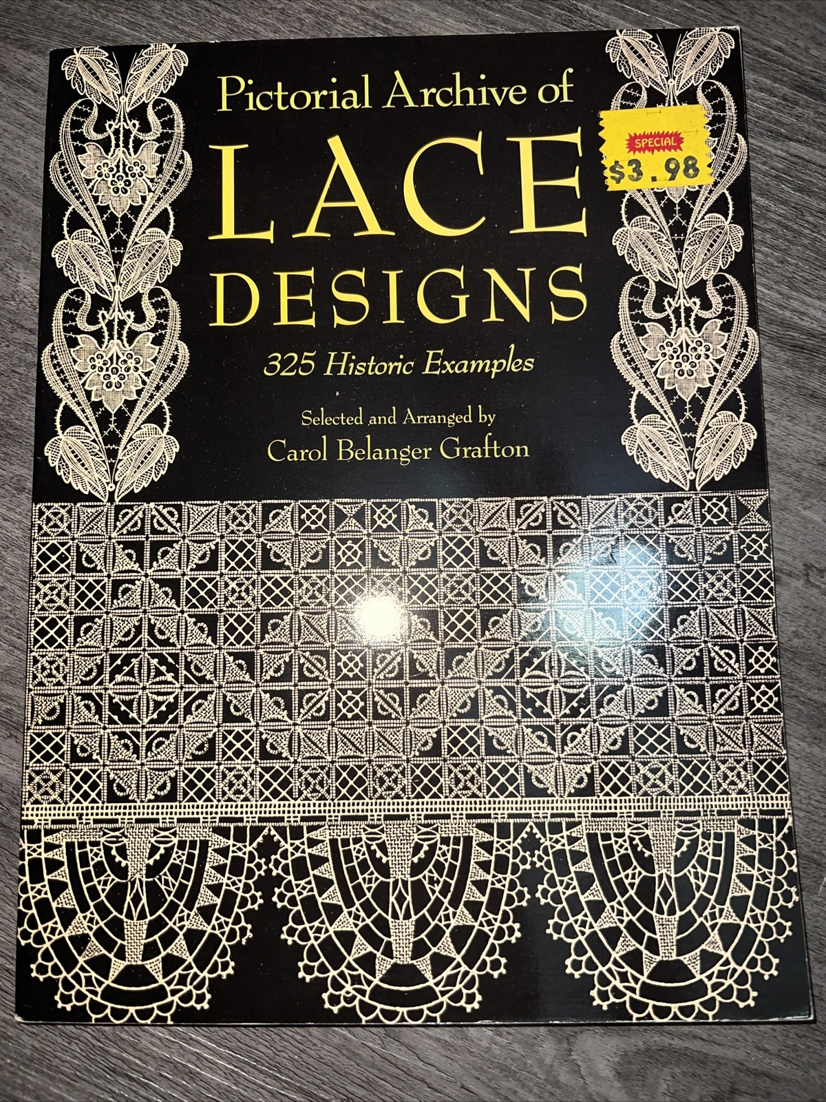 Dover Pictorial Archive Ser.: Pictorial Archive of Lace Designs : 325…