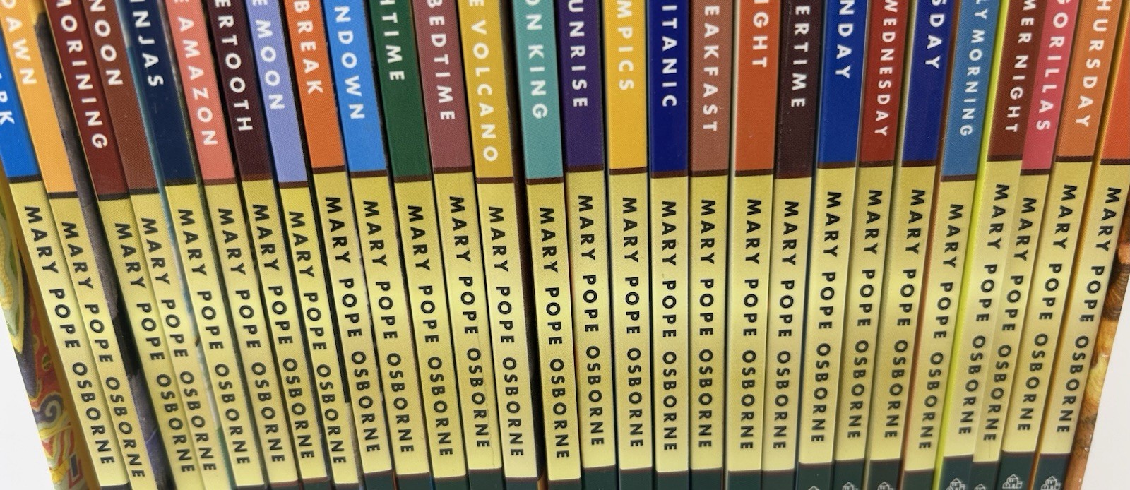 Magic Tree House Books 1-28 Boxed Set by Mary Pope Osborne (2008) English