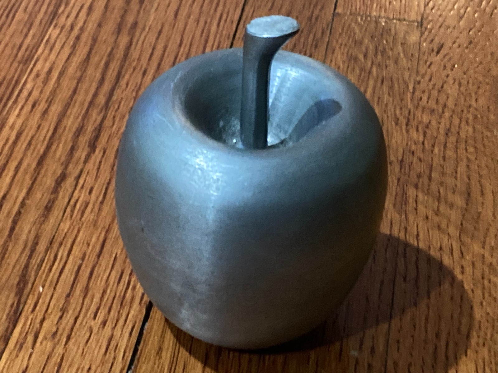 Vintage Handcrafted Metal Apple Paperweight 4″ Tall 1 lb Made in India Decor