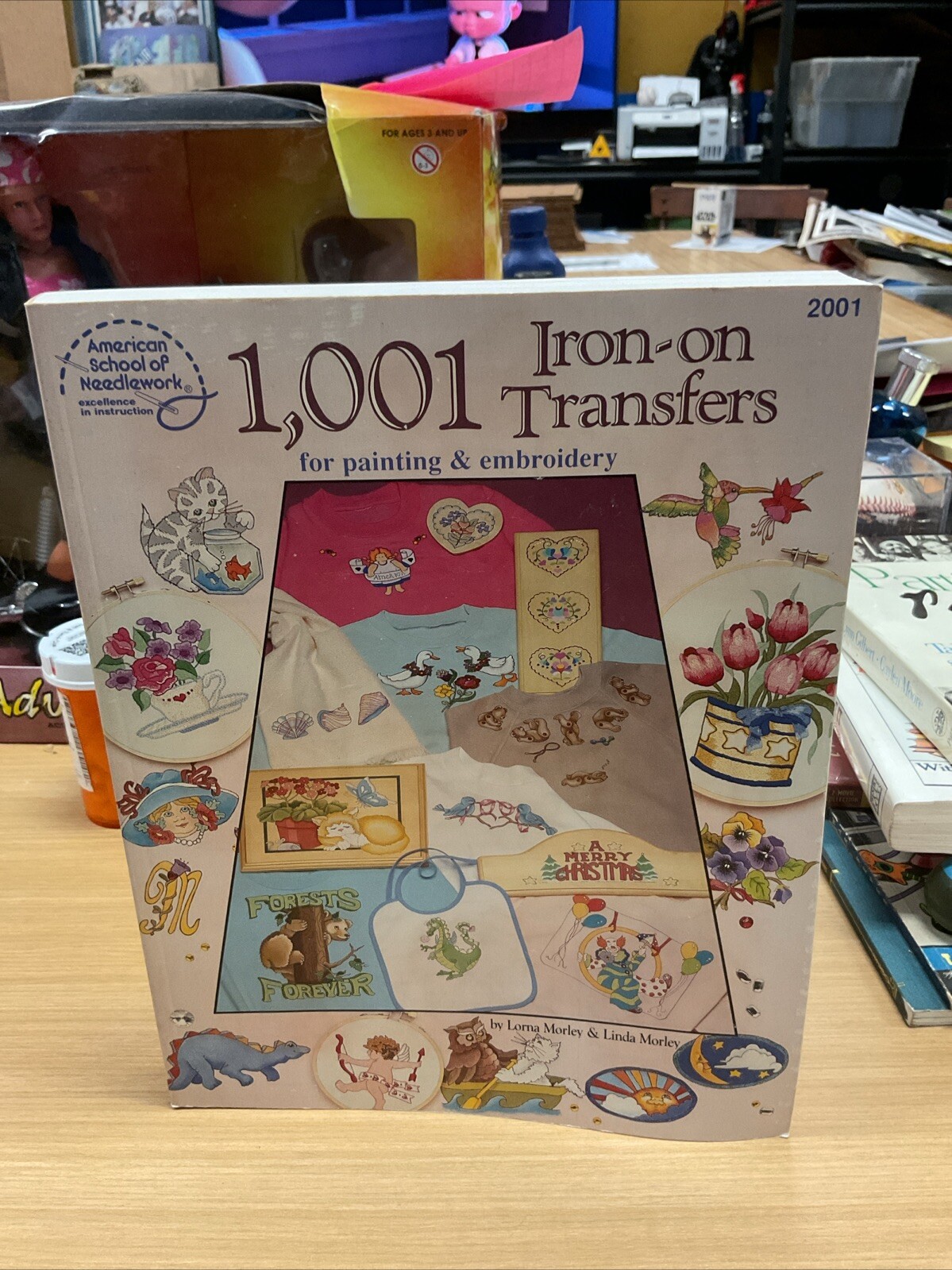 1,001 Iron-on Transfers 319 pages vintage 2001 good condition book Lorna Morley